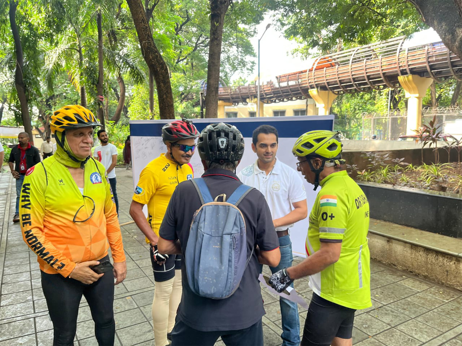 Signature campaign in Pune (Image source/ Kalaawant Trust) Signature campaign in Pune (Image source/ Kalaawant Trust)