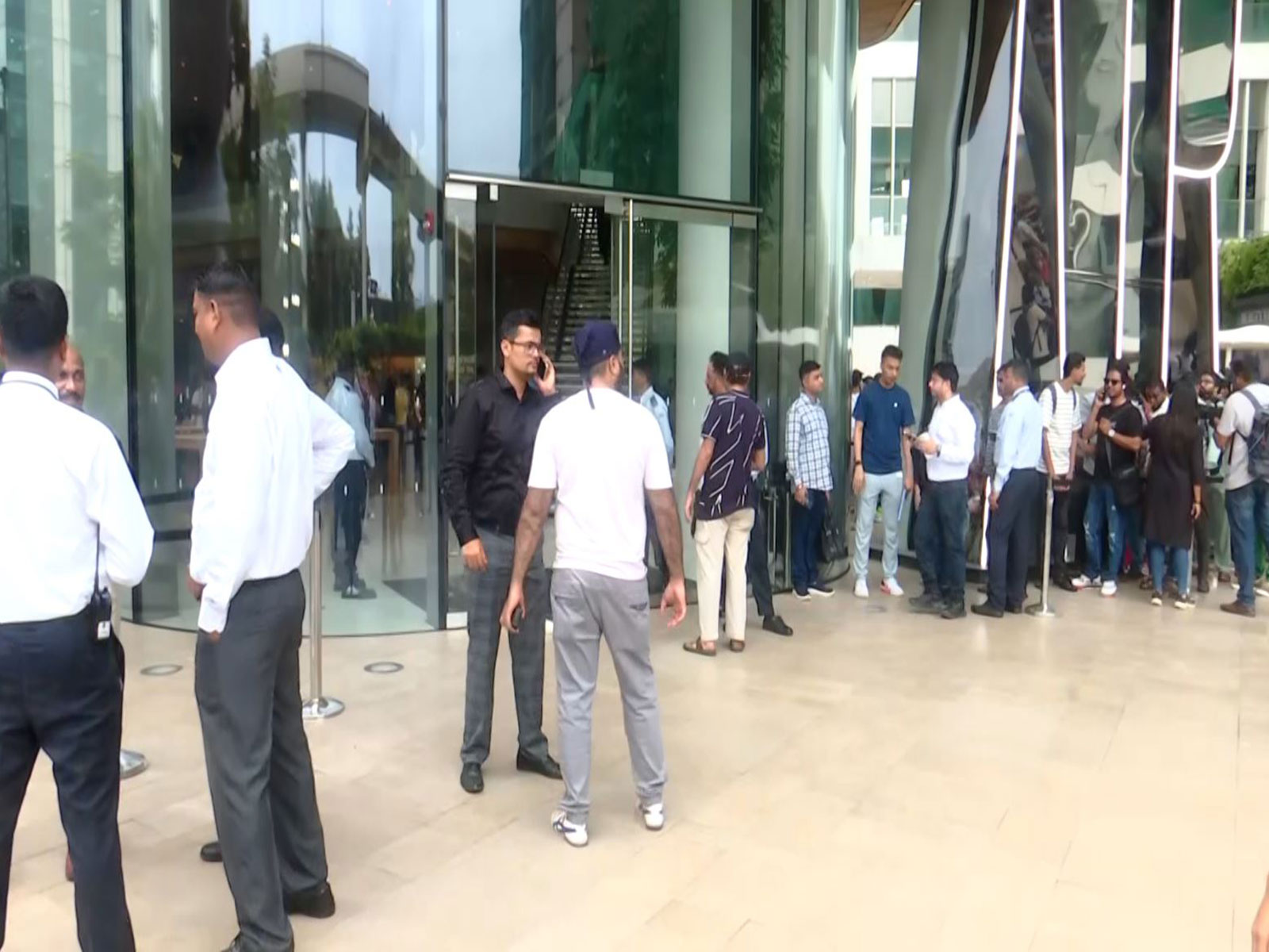 Long queues for iPhone sale outsie Mumbai stores (Photo: ANI)