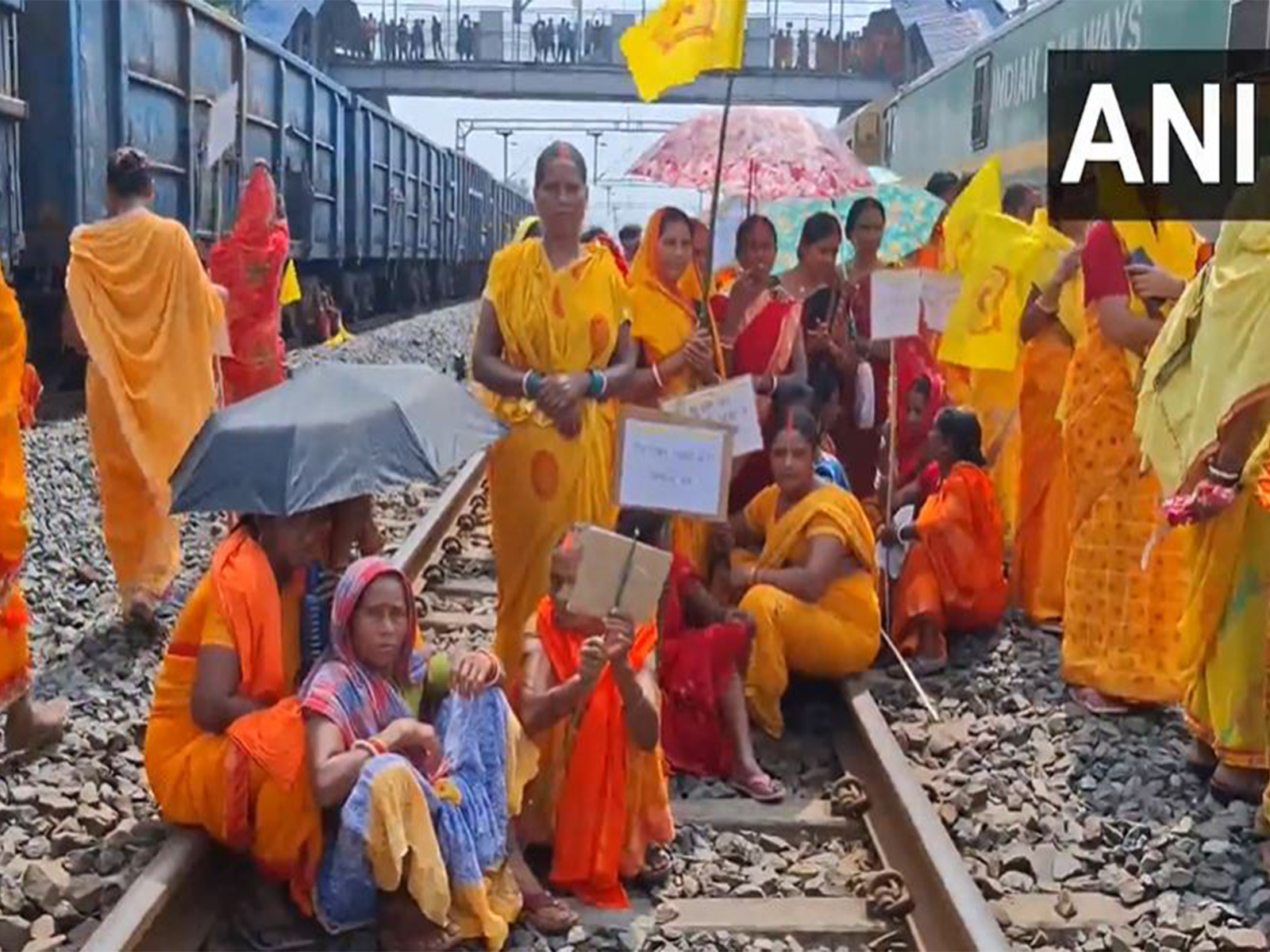 Kurmi community in Hazaribagh's Charhi railway station (Photo/ANI) Kurmi community in Hazaribagh's Charhi railway station (Photo/ANI)