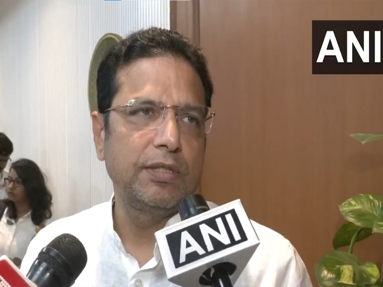 "Centre should have engaged in diplomacy": Telangana Minister slams government over US' H1B visa move