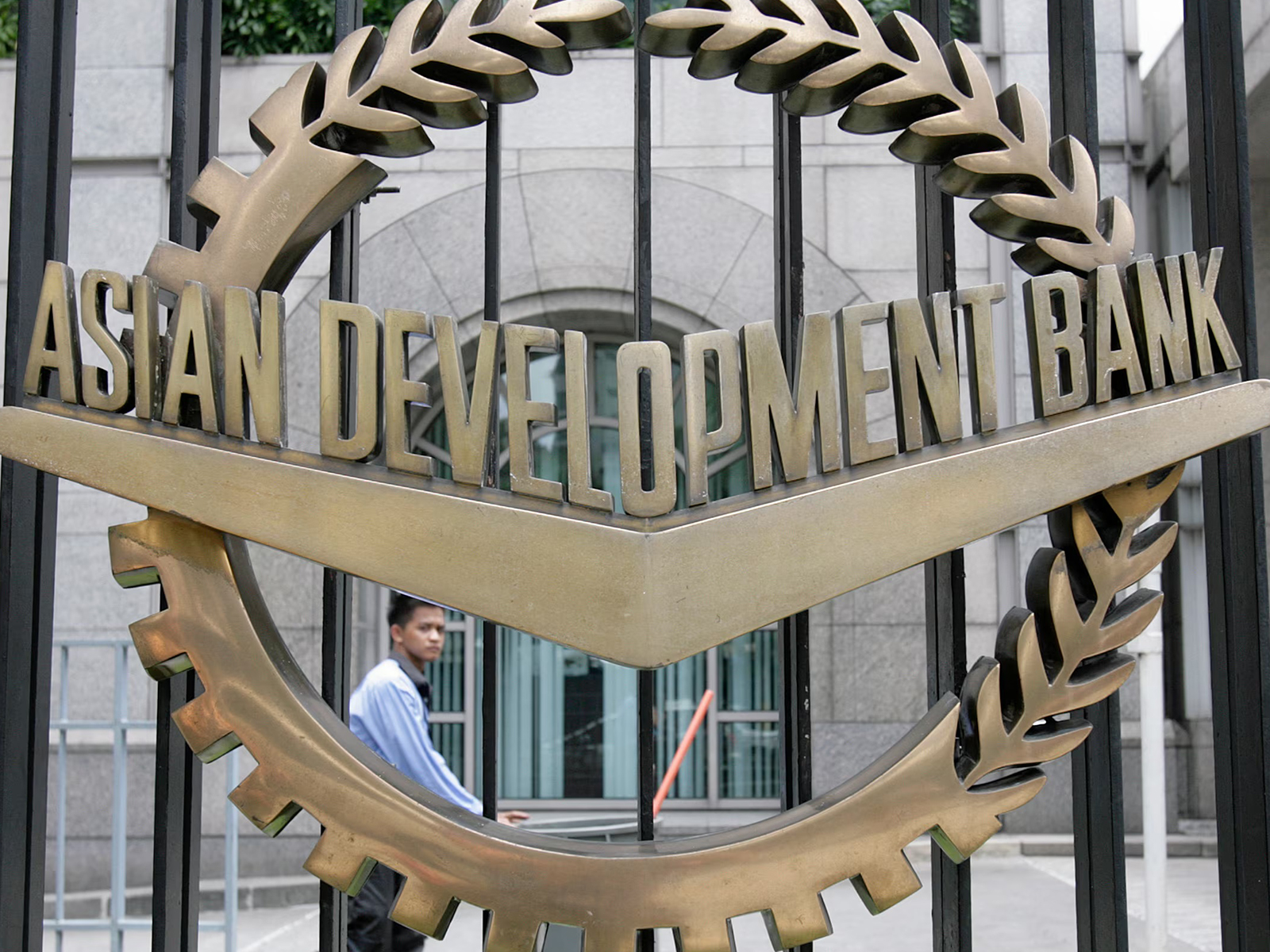 ADB warns Pakistan as it struggles to capitalise on digital trade