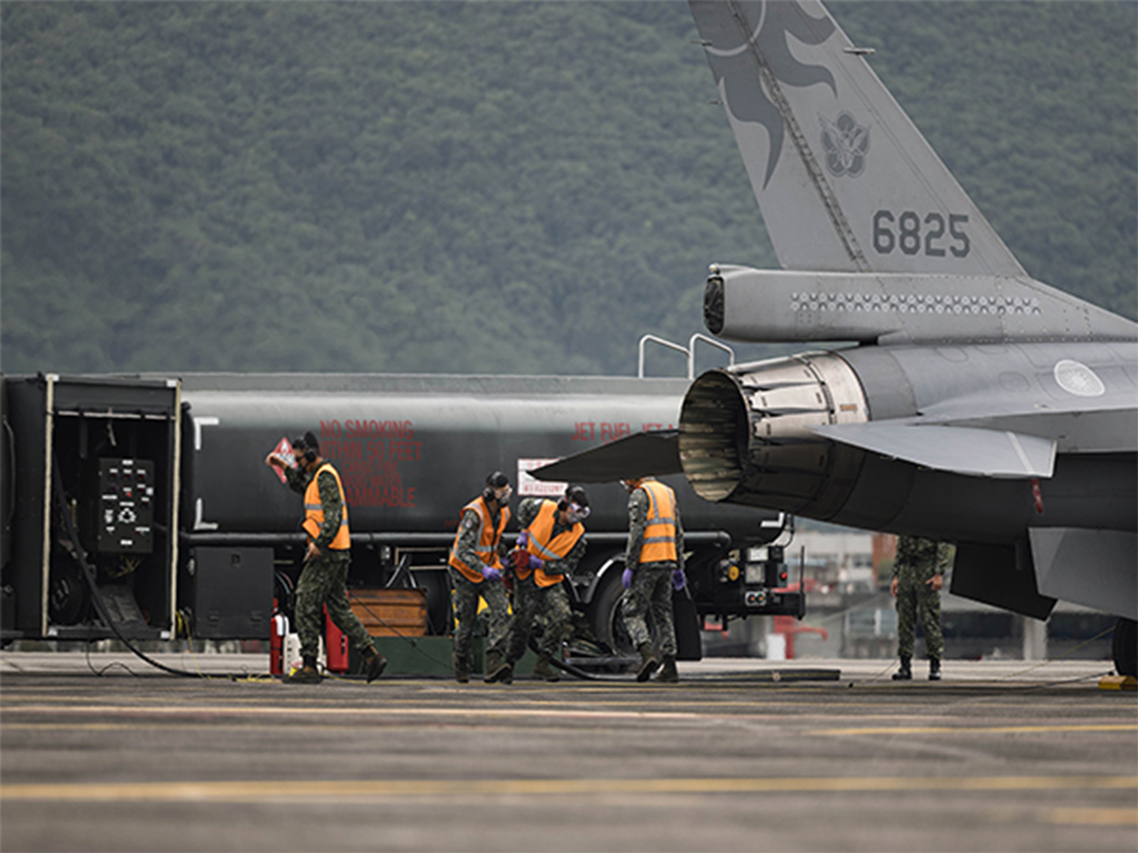 Taiwan detects 15 Chinese aircraft and 1 naval vessels near its territory