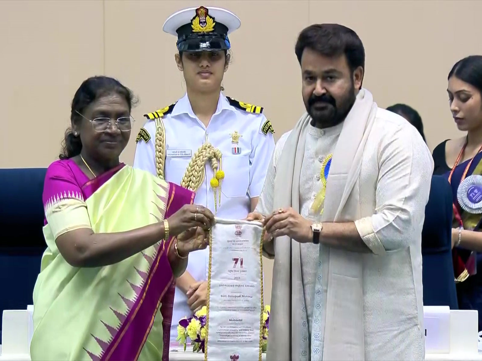Mohanlal and President Droupadi Murmu at 71st National Awards (Photo: DD)