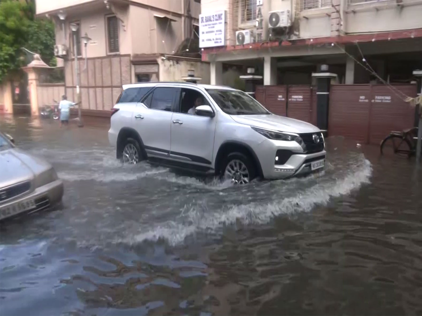 Heavy rainfall leads to severe waterlogging in parts of Kolkata city (Photo/ANI) Heavy rainfall leads to severe waterlogging in parts of Kolkata city (Photo/ANI)