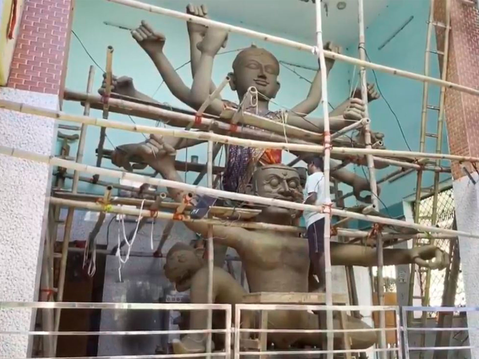 Sculptors prepare idols for Sharadiya Durga Puja in Puri (Photo/ANI)