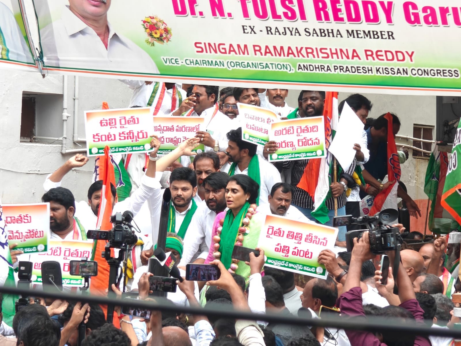 YS Sharmila Reddy holds protest in Vijayawada. (Photo/ANI) YS Sharmila Reddy holds protest in Vijayawada. (Photo/ANI)