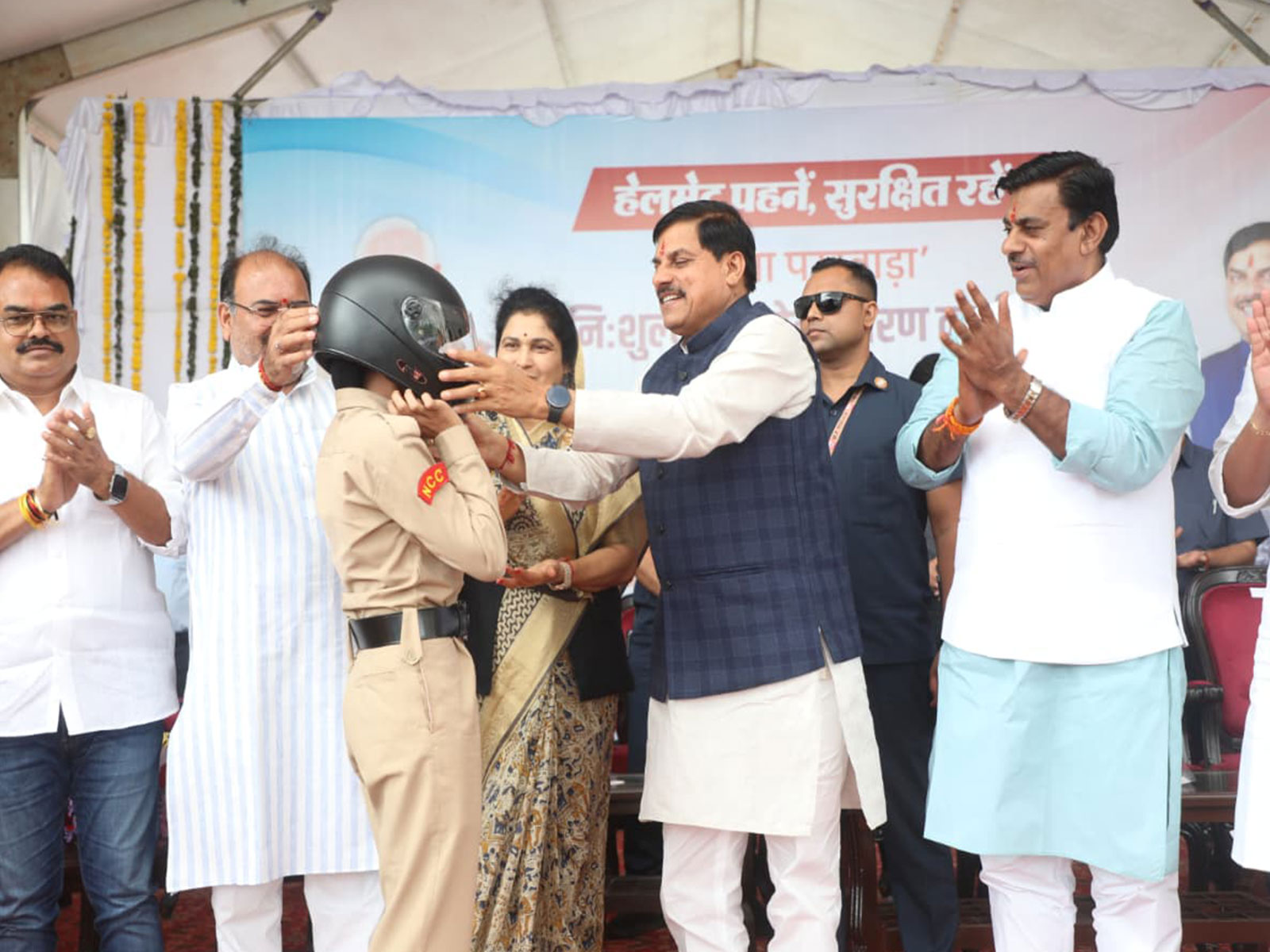 MP CM Mohan Yadav distributing the helmet (Photo/@CMMadhyaPradesh)